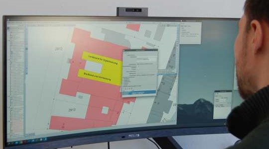 Mann sitz vor dem Computer